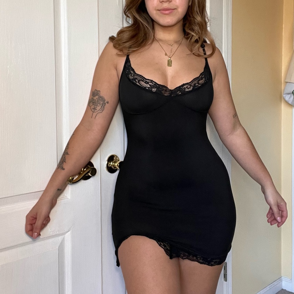 Ribbed black dress with lace detail